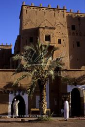 Image du Maroc Professionnelle de  La Kasbah de Taourirt fut édifiée au 17ème siècle par la tribu des Glaoui, située sur une colline au centre urbain de la ville d'Ouarzazate, cette remarquable ancienne bâtisse en pisé parfaitement conservée est l'une des plus belles constructions architecturales de la ville. La Kasbah qui ressemble à un grand château de sable incrusté dans le désert, fait partie du circuit touristique, elle a été classé Patrimoine Mondiale de l’Unesco. Ce véritable joyau de Ouarzazate permet au visiteur de découvrir l’intérieur d’une ksar où résident souvent la population berbères du sud du Maroc. Photo datant du Samedi 23 Août 1997. (Photo / Abdeljalil Bounhar)